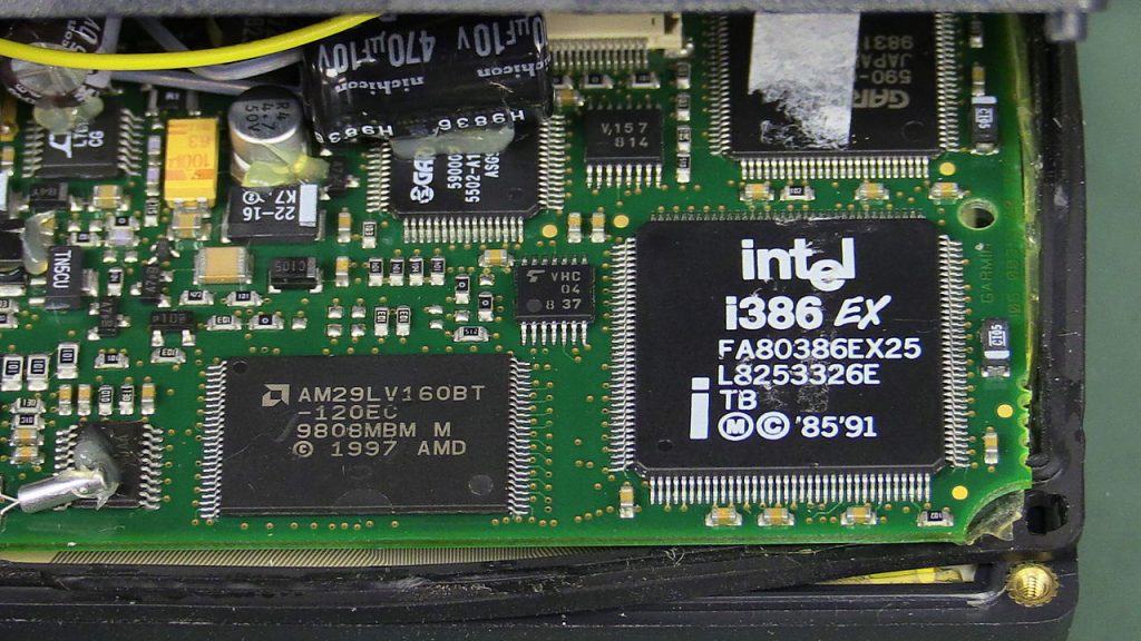 Ein eingebetteter Intel i386 EX-Prozessor in einem Garmin GPS III+ - Foto: Wikipedia