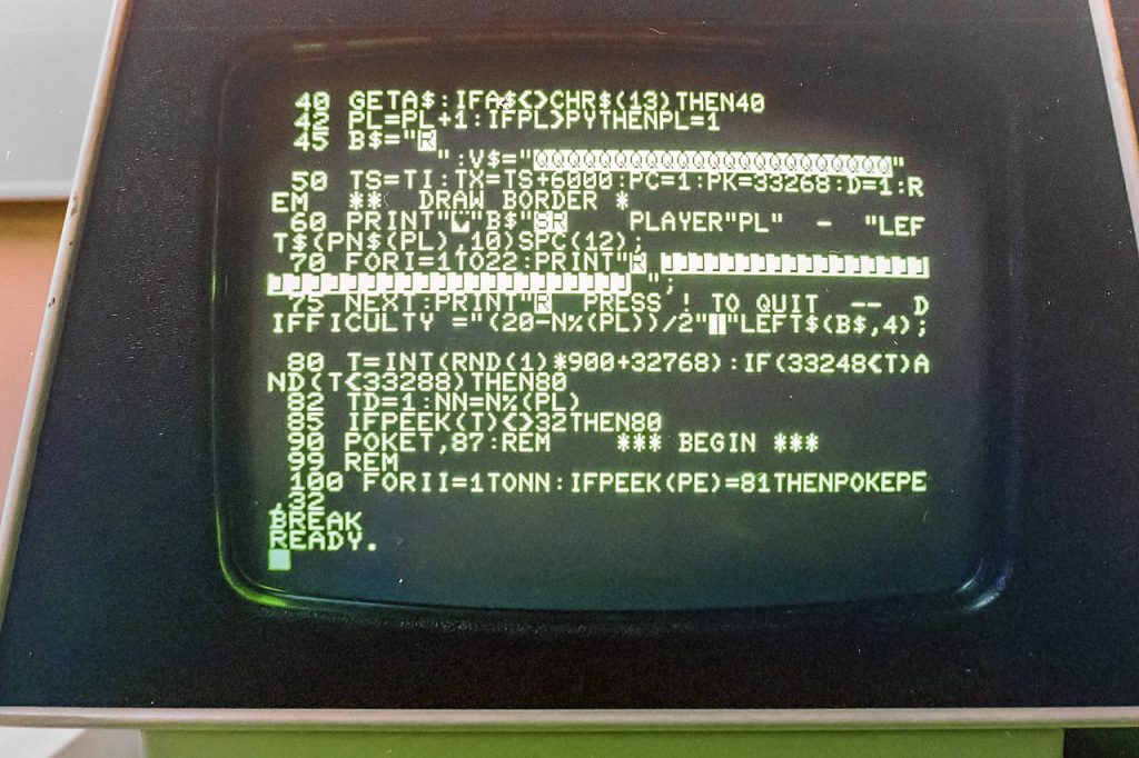 Commodore CBM 3016 mit einem BASIC-Programm. Das Programm verwendet die Befehle PEEK und POKE. - Foto: Wikipedia