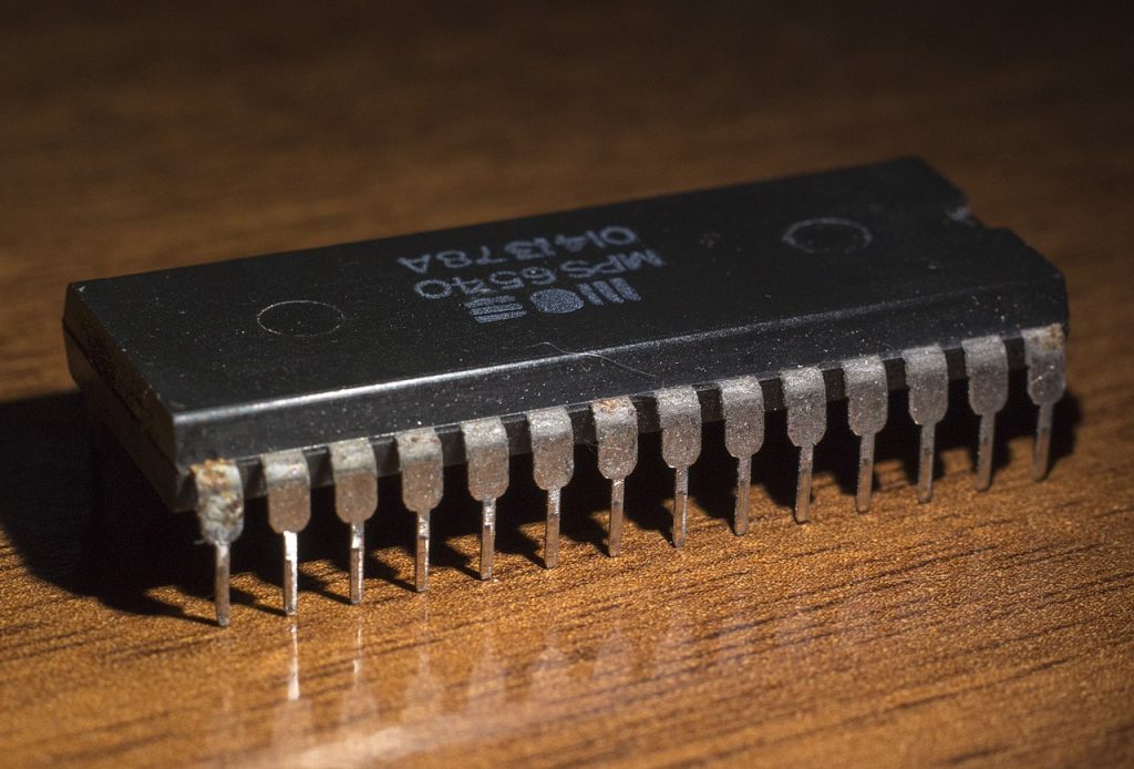 Ein MOS 6540 ROM Chip wie er im Original PET 2001 verwendet wurde. Dieses Exemplar weist Korrosion an einigen Pins auf. Foto Wikipedia