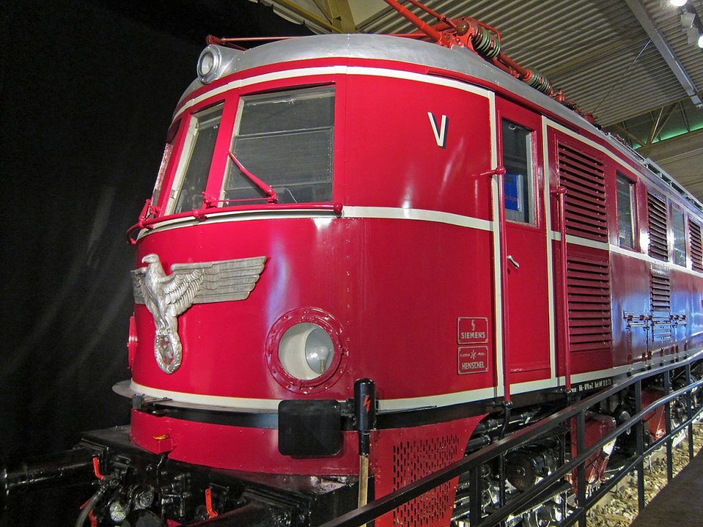 Die von Siemens gebaute Lokomotive der Deutschen Reichsbahn ist in der neuen Fahrzeughalle zu sehen. Hakenkreuz Reichsadler (Foto: Wikipedia)